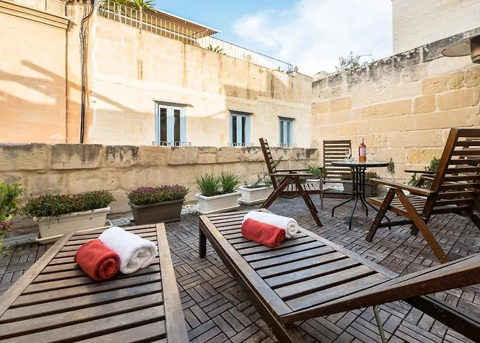 Ajkla Mansion فاليتا